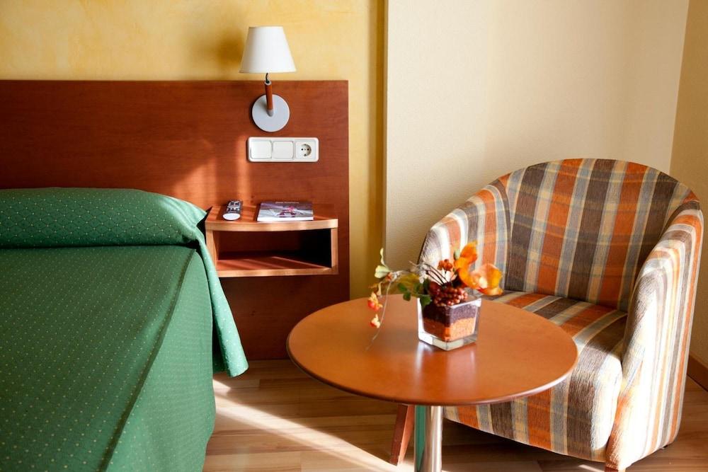 Hotel La Perla D'Олот Экстерьер фото